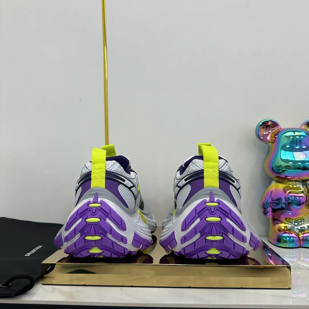 👟👟Ex-factory price 680👟👟 Balenciaga Balenciaga CARGO 6XL Sneakers Round-toe lace-up Low-cut lifestyle mesh lace-up Low-cut catwalk retro Balenciaga is always at the forefront of fashion. This model has huge size and eye-catching design. It is in line with the current "" trend. It uses an all-black color scheme to create a low-key yet gorgeous effect. The 6XL size makes it a conspicuous presence in the market. Suitable for people who pursue individuality. The products released this time once again reflect their innovation capabilities. They are made of microfiber and mesh. Its avant-garde design, exaggerated volume and reflective details give it a special silhouette. It is made of mesh material, which brings good foot feel, comfortable and breathable. The appearance still adopts the classic shape. The shoe body is fashionable and easy to wear. Item No.: 815859 W2MV2 1012 Size: 35-46